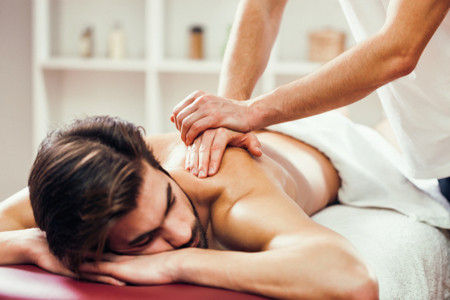 Bien-être du corps et de l’esprit avec un massage relaxant du dos, jambes et crâne