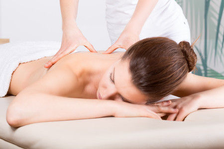 Épargnez votre corps du stress et des toxines  avec le massage à la bougie parfumée