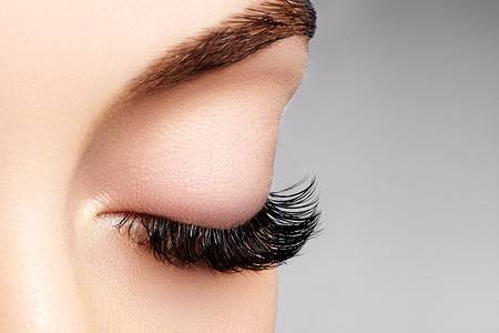 Un regard intense, ravageur et absolument glamour grâce à une extension de cils (cils à cils)