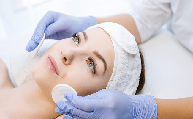 Soin de visage et pose vernis semi permanent offerte (1h)