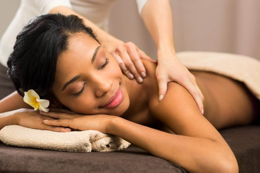 Évacuez les tensions  du quotidien en vous offrant un moment d'évasion et de bien-être grâce à un massage Polynésien