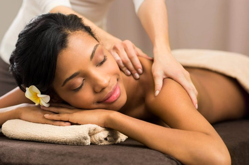 Évacuez les tensions  du quotidien en vous offrant un moment d'évasion et de bien-être grâce à un massage Polynésien